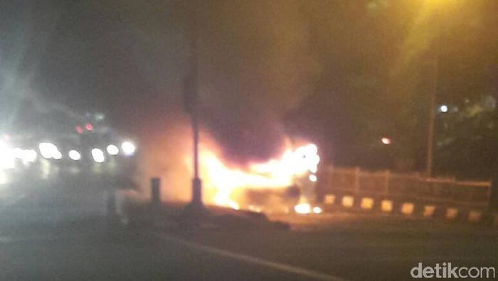 Mobil Terbakar di Pancoran, Pengemudi Lolos Amukan Api