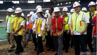 JK tiba di Stadion Utama GBK pukul 08.45 WIB. Dalam rombongannya, di antaranya ada Menteri Koordinator Pembangunan Manusia dan Kebudayaan Puan Maharani dan Sesmenpora Gatot S. Dewa Broto.