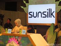 Gaya Modis Nycta Gina Saat Jadi Juri Sunsilk Hijab Hunt 2017 di Surabaya