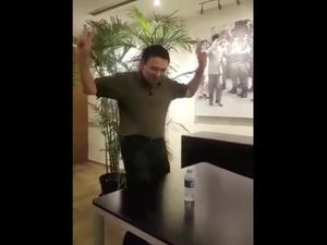 Kekinian, Ahok Ikutan #Flipbottlechallenge