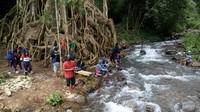 Foto: Anda bakal ditemani pemandangan yang menyegarkan mata di sepanjang perjalanan di kaki Pegunungan Anjasmoro ini. Gemuruh derasnya arus Sungai Sooko Bagal pun akan memecah keheningan perjalanan (Enggran/detikTravel)