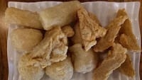 Masalah harga, kuliner ini dijual sangat miring. Harganya mulai dari Rp 1000 hingga Rp 2000 untuk pempek kecil dan Rp 10.000 untuk pempek jenis lenjer dan kapal selam (Raja Adil Siregar/detikTravel)