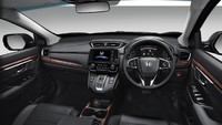 Bagian interiornya juga semakin berevolusi, kini tampak lebih lega dan juga nyaman saat digunakan berkendara. Desain interior tersebut juga termasuk kursi tiga baris yang mampu menampung 7 penumpang, sistem AC untuk baris kedua dan ketiga agar membuatnya semakin nyaman saat perjalanan serta sentuhan warna piano hitam dan aksen kayu di bagian tengah menambahkan kesan mewah. Foto: Honda