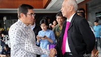 Ia tampak akrab berbincang usai menjalani sidang di area PN Tipikor Jakarta Pusat. 
