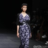 Koleksi Monokrom dari Barli Asmara yang bertajuk Kain Negri yang bertempat di Plaza Indonesia Lt. 8 Jakarta. [Foto: Mohammad Abduh/Wolipop]