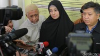 Habsyi menikahi Yuyun Wahyuni dan juga memiliki anak. Selang tujuh tahun, Putri baru mengetahui pernikahan tersembunyi sang suami. Foto: Hanif/detikHOT