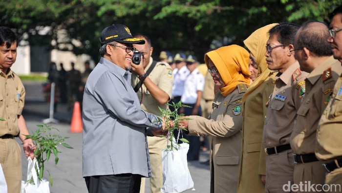 Gubernur Aher Bagikan Ribuan Bibit Cabai ke PNS