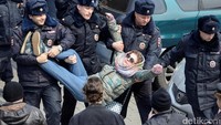 Sekitar 500 demonstran ditahan polisi. REUTERS/Yuri Maltsev.