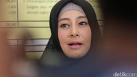Putri masih terlihat cantik, meski rasa sedih berkecamuk dalam hatinya. Foto: Hanif/detikHOT