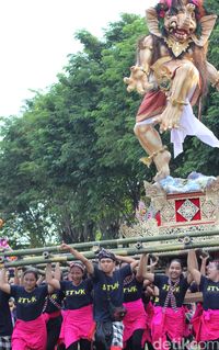 Ribuan Turis Asing dan Domestik Ramaikan Pawai Ogoh-ogoh di Bali
