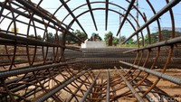 Besi kerangka beton disiapkan untuk membuat pondasi simpang susun Manggarai hingga Gunung Antang, Jatinegara. Simpang susun ini bagian dari double-double track (DDT) Manggarai-Cikarang.