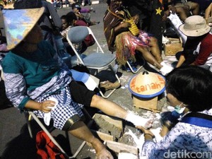 Peserta Aksi Solidaritas Kendeng Bubar Usai Cor Kaki 3 Jam