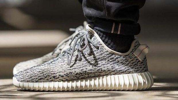 Adidas Yeezy rancangan Kanye West. 