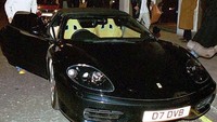Suami dari Victoria Beckham ini kerap tertangkap kamera membawa mobil tersebut semasa membela Manchester United dengan pelat nomor cantik ‘D7 DVB’. Foto: Autoevolution