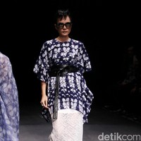 Koleksi Monokrom dari Barli Asmara yang bertajuk Kain Negri yang bertempat di Plaza Indonesia Lt. 8 Jakarta. [Foto: Mohammad Abduh/Wolipop]