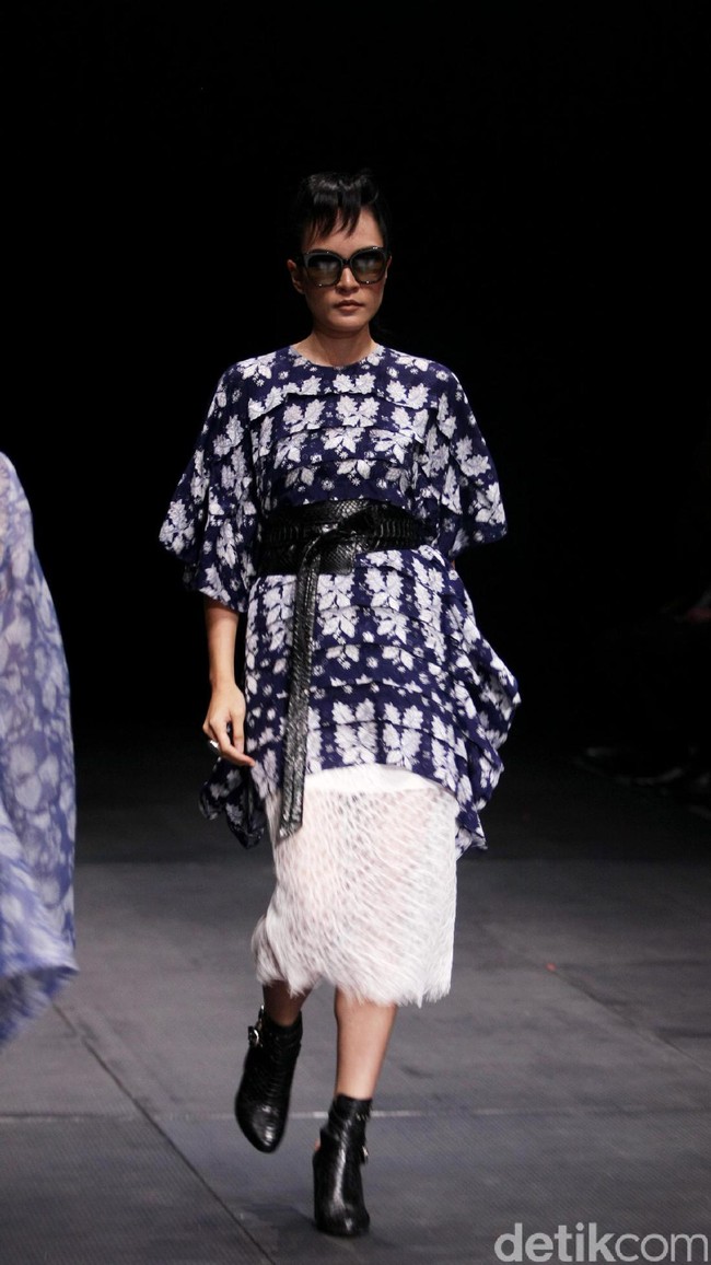 Koleksi Monokrom dari Barli Asmara yang bertajuk Kain Negri yang bertempat di Plaza Indonesia Lt. 8 Jakarta. [Foto: Mohammad Abduh/Wolipop]