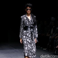 Koleksi Monokrom dari Barli Asmara yang bertajuk Kain Negri yang bertempat di Plaza Indonesia Lt. 8 Jakarta. [Foto: Mohammad Abduh/Wolipop]