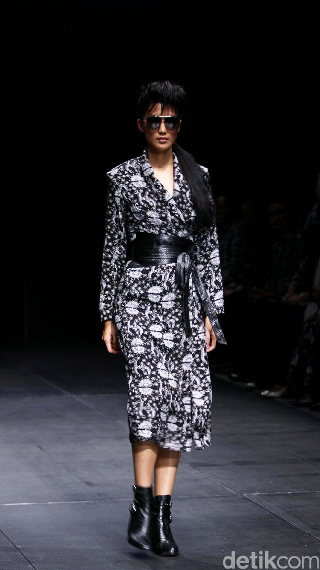 Koleksi Monokrom dari Barli Asmara yang bertajuk Kain Negri yang bertempat di Plaza Indonesia Lt. 8 Jakarta. [Foto: Mohammad Abduh/Wolipop]