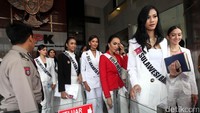 Mereka mengenakan seragam dominan putih.