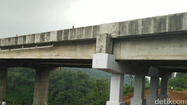 Truk Dapat Melintasi Jembatan Cisomang 1 April