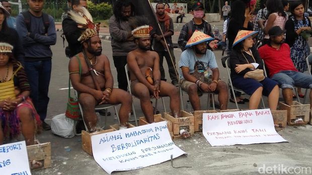 Solidaritas Kendeng, Puluhan Mahasiswa Papua Cor Kaki di Monas