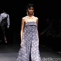 Koleksi Monokrom dari Barli Asmara yang bertajuk Kain Negri yang bertempat di Plaza Indonesia Lt. 8 Jakarta. [Foto: Mohammad Abduh/Wolipop]