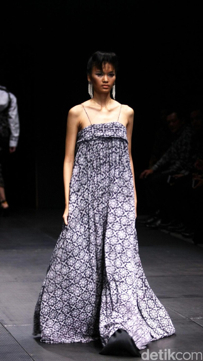 Koleksi Monokrom dari Barli Asmara yang bertajuk Kain Negri yang bertempat di Plaza Indonesia Lt. 8 Jakarta. [Foto: Mohammad Abduh/Wolipop]