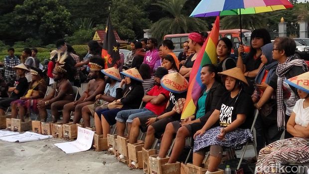 Solidaritas Kendeng, Puluhan Mahasiswa Papua Cor Kaki di Monas