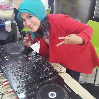 Gaya Eksentrik Satchy, DJ Berhijab Bandung yang Tinggalkan Klub Malam