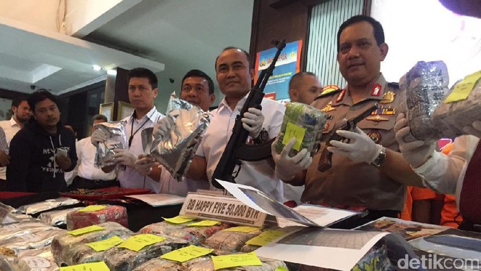 Tangkap Sindikat Narkoba, AK-47 Milik Bandar Tajir Ikut Disita