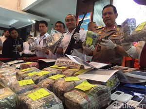 Tangkap Sindikat Narkoba, AK-47 Milik Bandar Tajir Ikut Disita