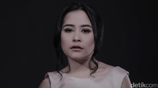 Prilly Latuconsina 
