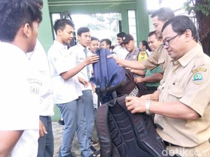 Cegah Tawuran dan Narkoba, Polisi Razia Tas Pelajar di Bekasi