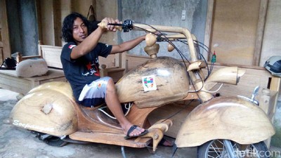 Vespa Berbodi Kayu Buatan Jawawi