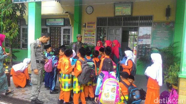 Satpol PP Pekanbaru Ikut Amankan SD Antisipasi Penculikan Anak