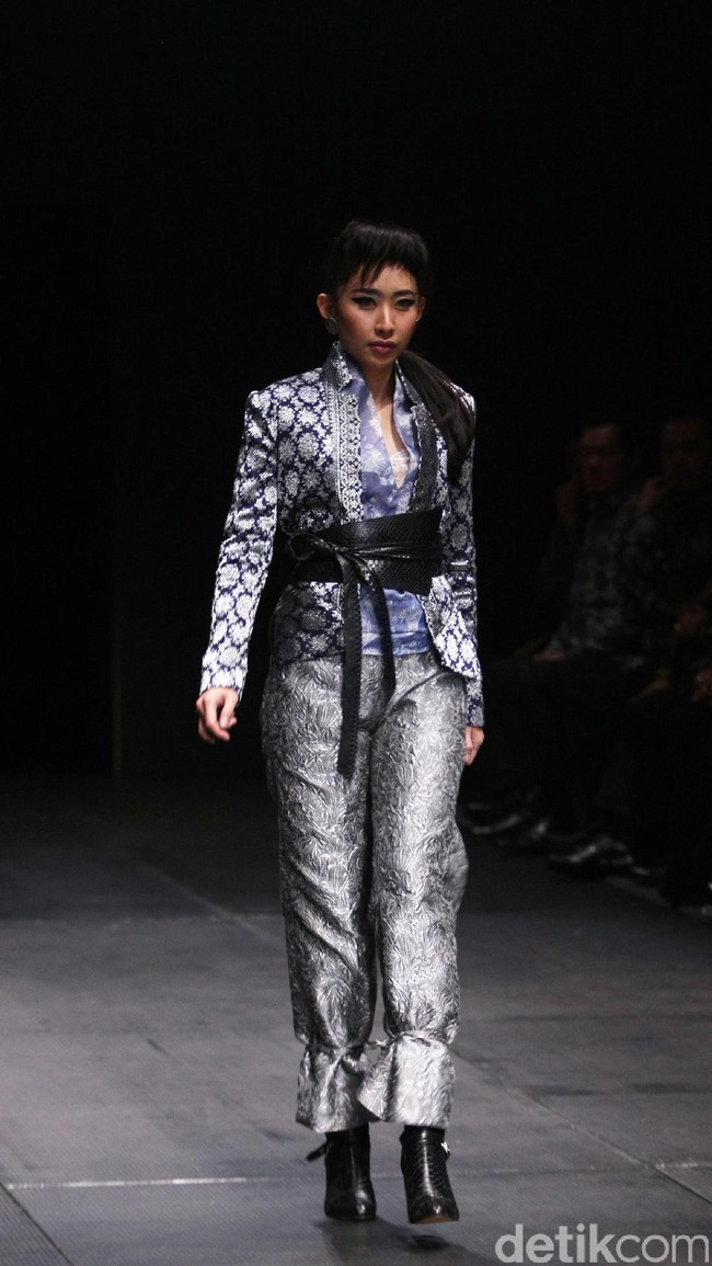 Koleksi Monokrom dari Barli Asmara yang bertajuk Kain Negri yang bertempat di Plaza Indonesia Lt. 8 Jakarta. [Foto: Mohammad Abduh/Wolipop]