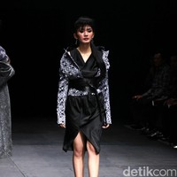 Koleksi Monokrom dari Barli Asmara yang bertajuk Kain Negri yang bertempat di Plaza Indonesia Lt. 8 Jakarta. [Foto: Mohammad Abduh/Wolipop]