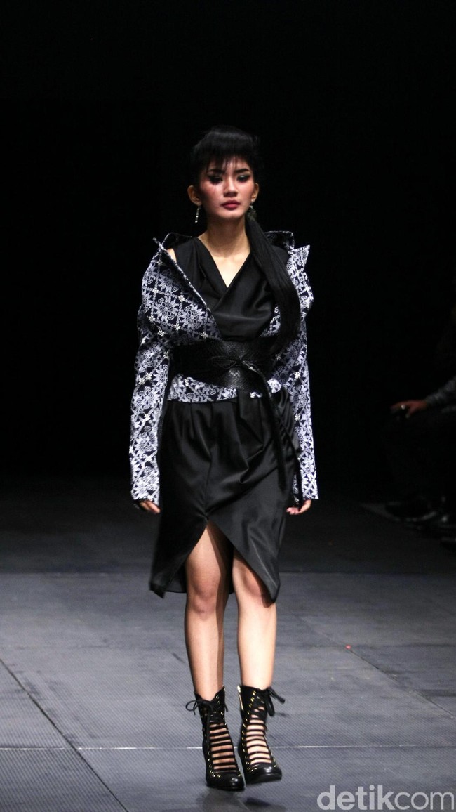 Koleksi Monokrom dari Barli Asmara yang bertajuk Kain Negri yang bertempat di Plaza Indonesia Lt. 8 Jakarta. [Foto: Mohammad Abduh/Wolipop]