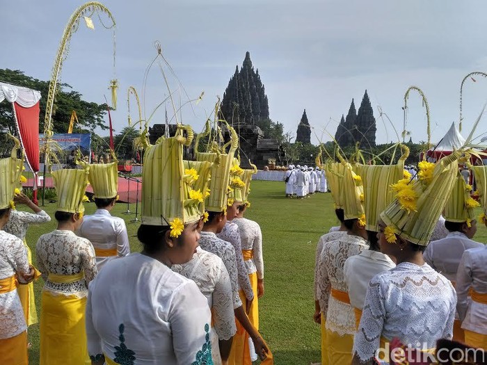 Ribuan Umat Hindu Ikuti Tawur Agung di Candi Prambanan
