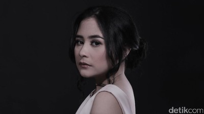 Pose Prilly Latuconsina yang Bikin Merinding
