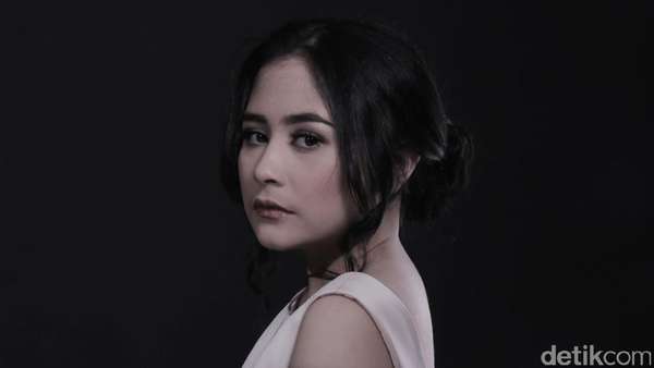 Pose Menggemaskan Prilly Latuconsina saat Pemotretan Celeb of The Month Pose Menggemaskan Prilly Latuconsina saat Pemotretan Celeb of The Month