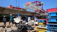 Pekerja menyiapkan alat khusus untuk membuat flyover rel kereta api double-douible track.