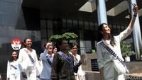 Mereka berselfie di depan gedung KPK.