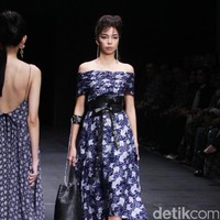 Koleksi Monokrom dari Barli Asmara yang bertajuk Kain Negri yang bertempat di Plaza Indonesia Lt. 8 Jakarta. [Foto: Mohammad Abduh/Wolipop]