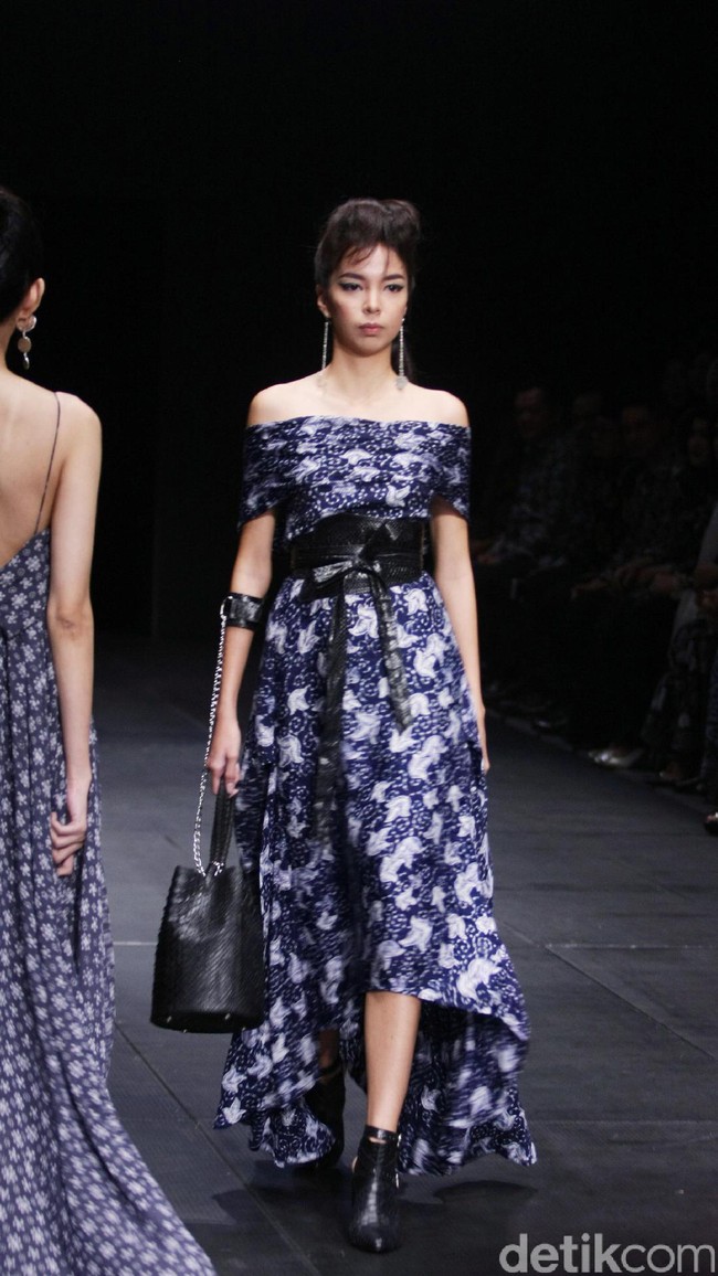 Koleksi Monokrom dari Barli Asmara yang bertajuk Kain Negri yang bertempat di Plaza Indonesia Lt. 8 Jakarta. [Foto: Mohammad Abduh/Wolipop]