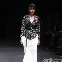 Koleksi Monokrom dari Barli Asmara yang bertajuk Kain Negri yang bertempat di Plaza Indonesia Lt. 8 Jakarta. [Foto: Mohammad Abduh/Wolipop]