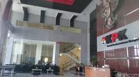 Menapaki 'Tangga Keramat' di Zona Merah Gedung Baru KPK
