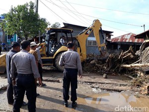 Banjir di Padangsidimpuan Rusak 17 Rumah, Hanyutkan 7 Kendaraan