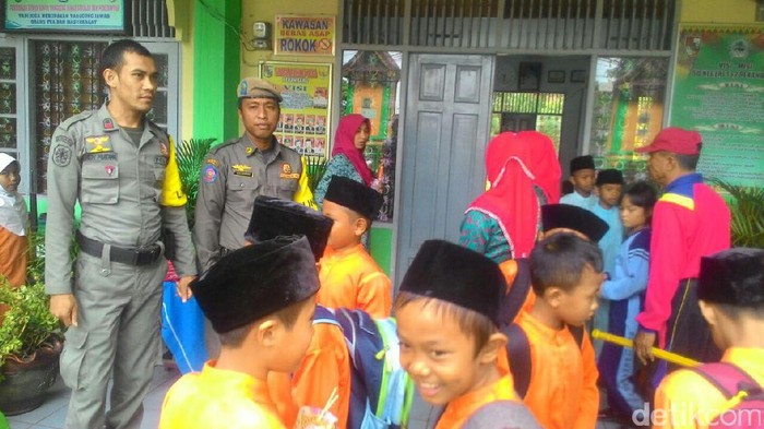 Satpol PP Pekanbaru Ikut Amankan SD Antisipasi Penculikan Anak