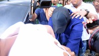 Wajah Ridho ditutupi topeng berwarna hitam di BNN, Cawang, Jakarta Timur, Senin (27/3/2017). Foto: Noel/detikHOT